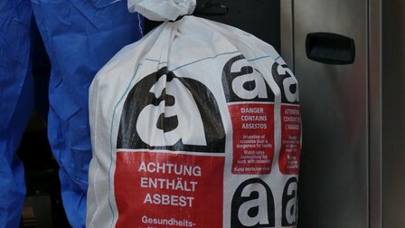 Mit Asbestabfällen gefüllter Spezial-Sack für die Entsorgung von Asbest-haltigen Materialien